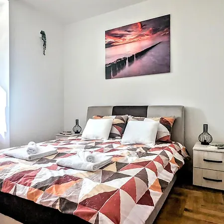 Spacious & Attractive 600m-7minuta Hoda Od Centra, Mogucnost Za Parking-apartmani-nsmilos Apartment *
